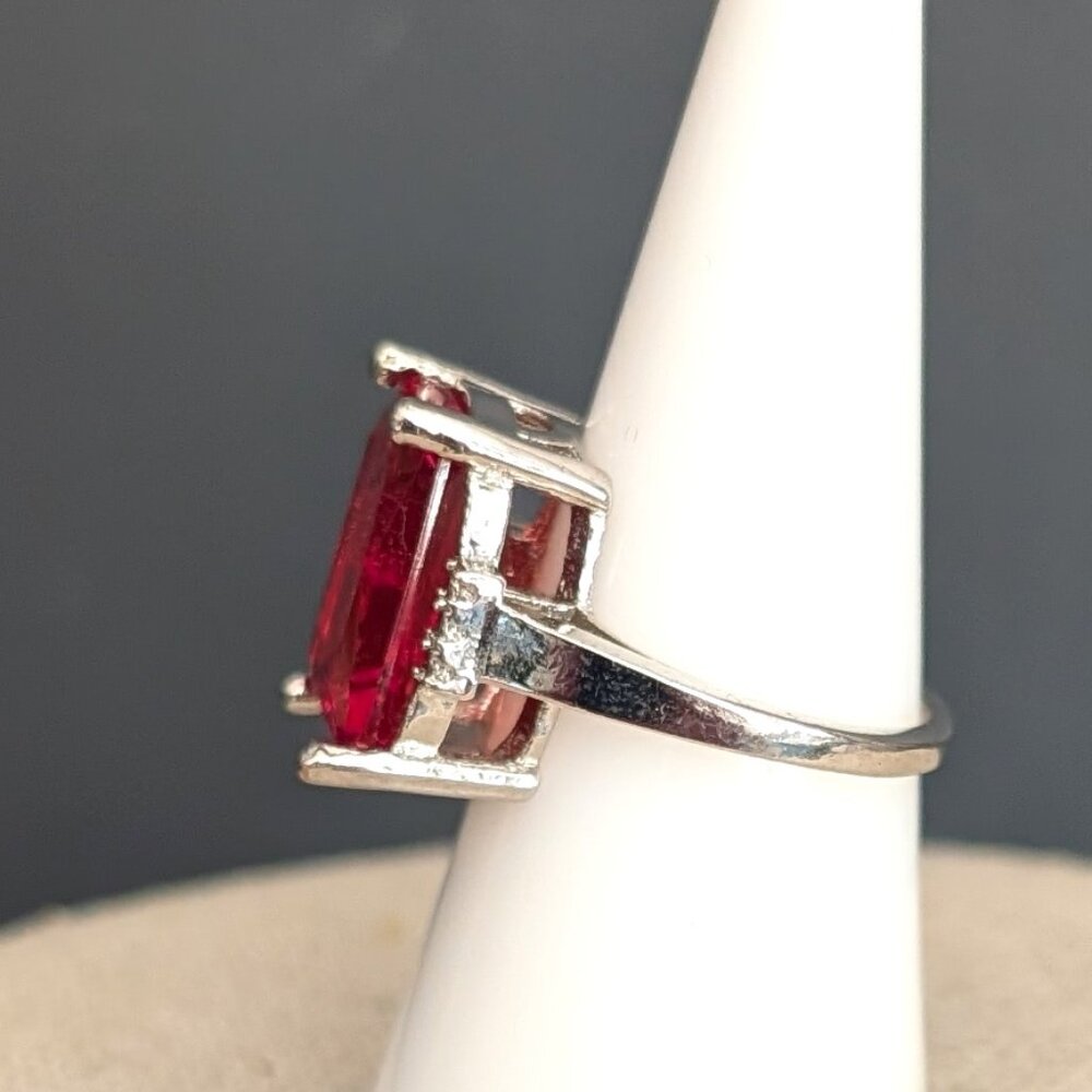 Large red glass statement ring - Picture 4 of 12